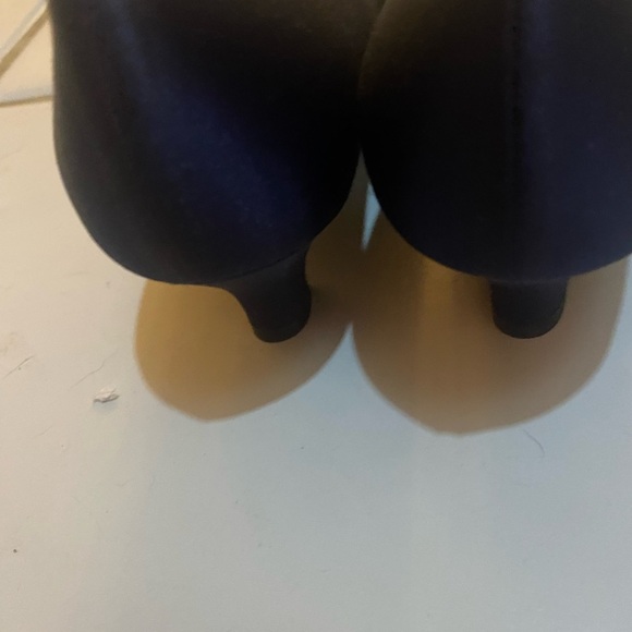 These NWOT Chanel Navy Satin Pumps feature a kitten heel. - Picture 3 of 4
